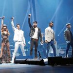 Los protagonistas de la última edición de Operación Triunfo durante su concierto anoche en el Palacio de Vistalegre
