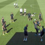 Zidane observa ayer el entrenamiento del Real Madrid preparando el clásico de hoy
