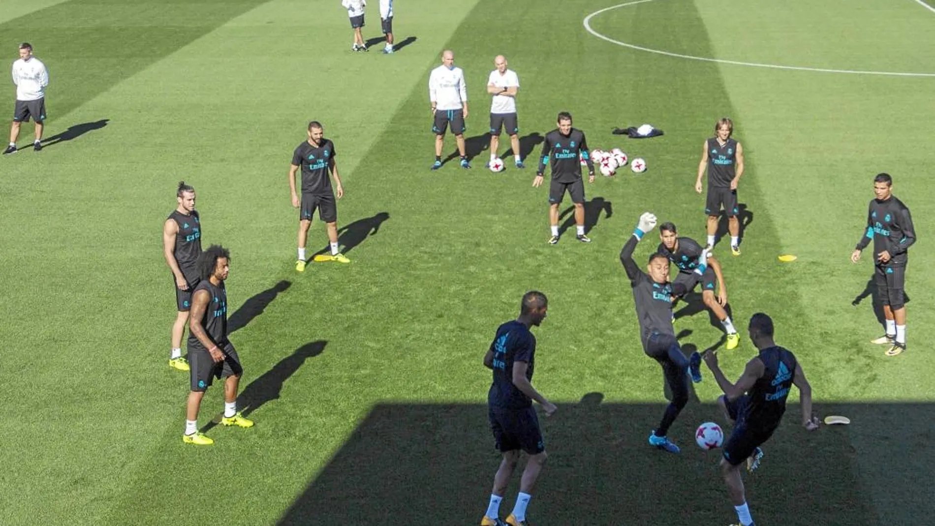 Zidane observa ayer el entrenamiento del Real Madrid preparando el clásico de hoy