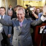 El entonces líder del UKIP, Nigel Farage, celebra junto a su equipo la salida de Reino Unido de la UE el pasado 24 de junio