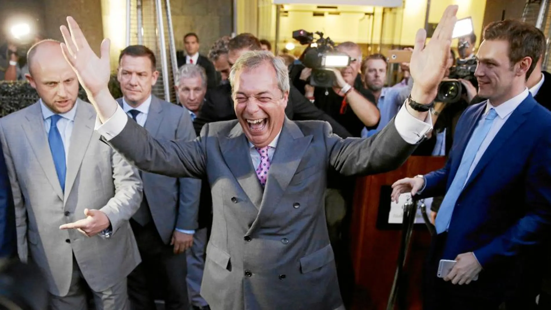 El entonces líder del UKIP, Nigel Farage, celebra junto a su equipo la salida de Reino Unido de la UE el pasado 24 de junio