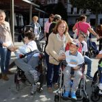 La concejala de Familia y Bienestar Social del Ayuntamiento de León, Aurora Baza, acude al acto celebrado en la Plaza de las Cortes Leonesas con motivo del Día Mundial de la Parálisis Cerebral