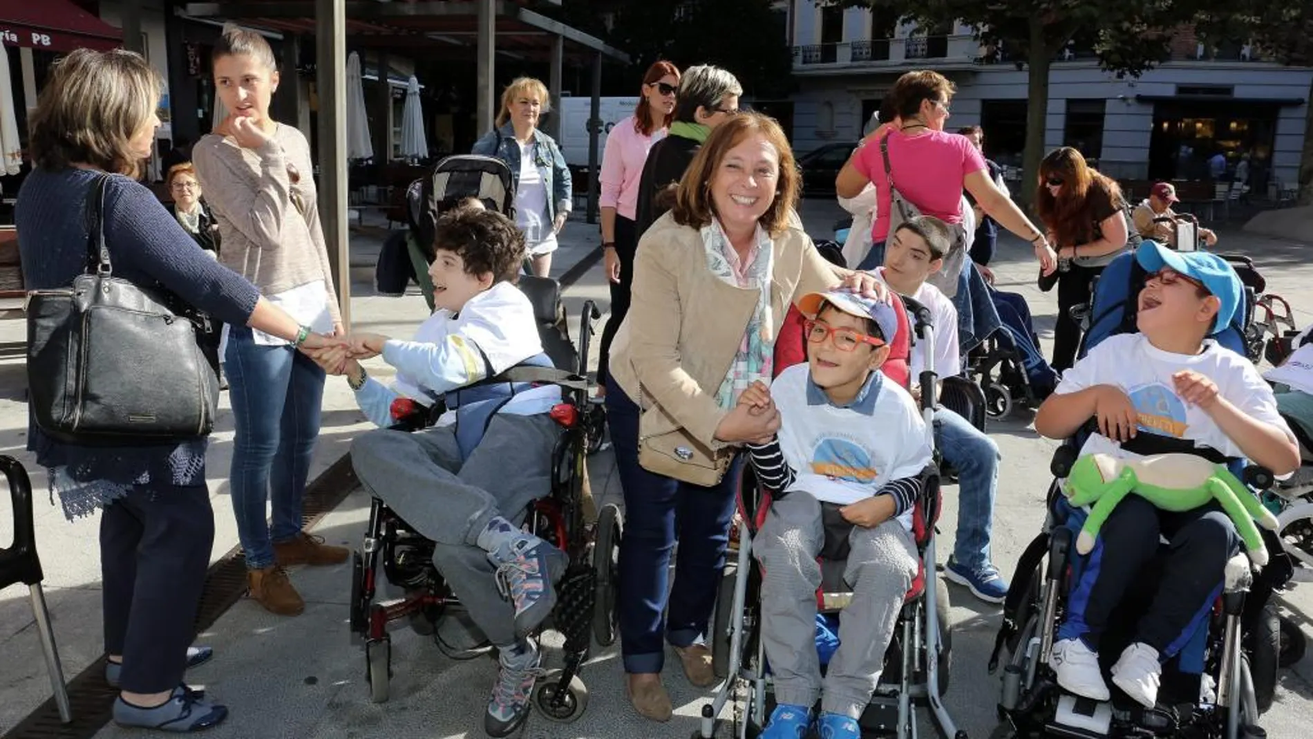La concejala de Familia y Bienestar Social del Ayuntamiento de León, Aurora Baza, acude al acto celebrado en la Plaza de las Cortes Leonesas con motivo del Día Mundial de la Parálisis Cerebral