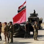 Miembros de las fuerzas especiales iraquíes preparan su avance terrestre hacia Mosul para liberar varios enclaves ocupados por el Estado Islámico