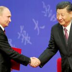 Vladimir Putin y Xi Jinping se saludan ayer en Pekín durante la cumbre