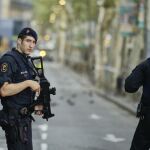 Agentes armados patrullan en Barcelona