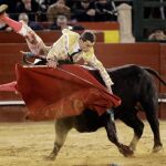 El torero Paco Ureña durante la aparatosa cogida durante la lidia a su segundo toro. EFE/ Juan Carlos Cárdenas