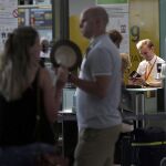 Personal de facturación de Vueling atiende a los viajeros en el Aeropuerto de El Prat,