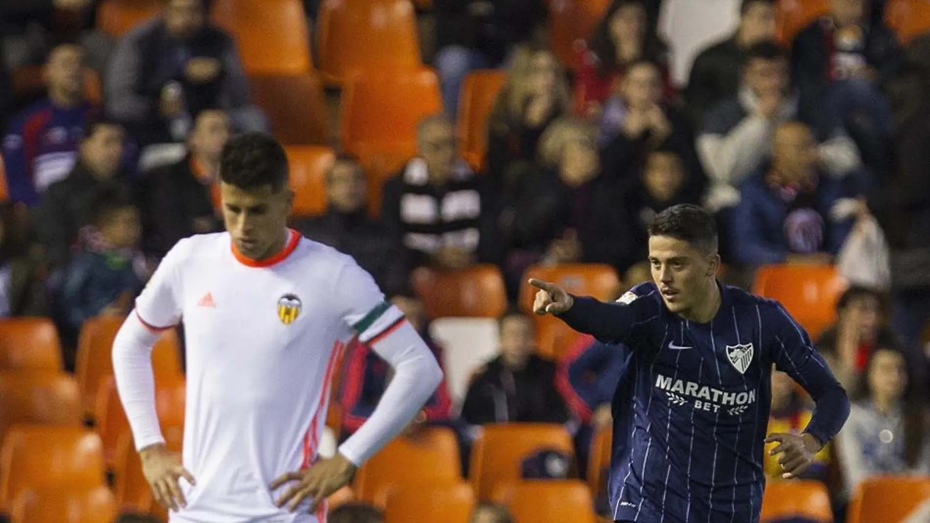 El centrocampista del Málaga Pablo Fornals (d) celebra tras marcar ante el Valencia, durante el partido