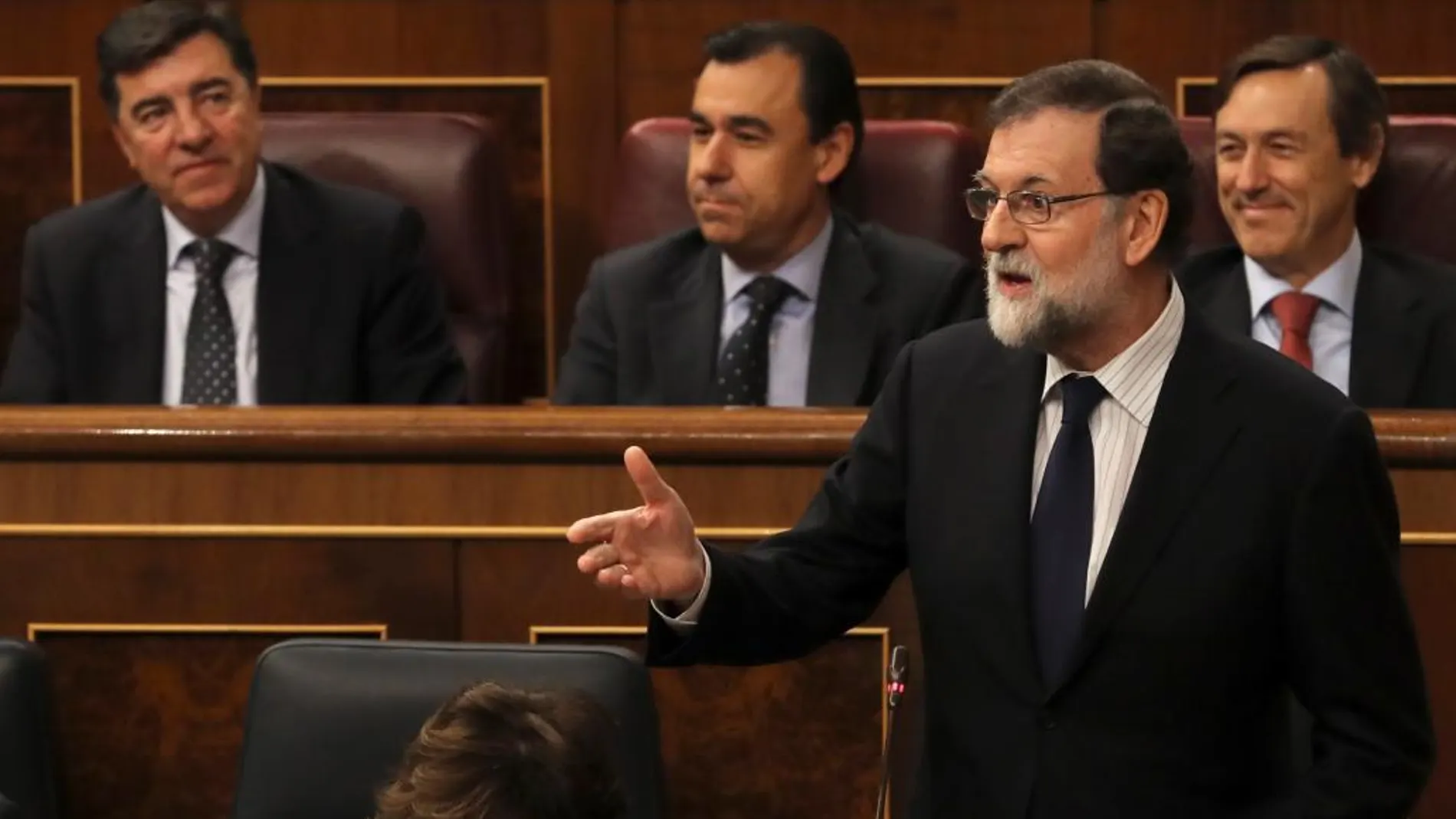 El jefe del Ejecutivo, Mariano Rajoy (de pie), durante su intervención en la sesión de control al Gobierno.