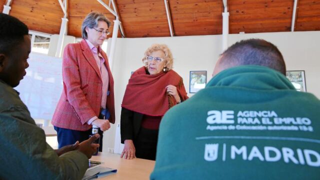 Carmena y la responsable de Equidad, Derechos Sociales, Marta Higueras, durante una visita a los jardineros municipales