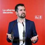 El secretario general del PSOE en Castilla y León, Luis Tudanca, responde a las preguntas de los periodistas