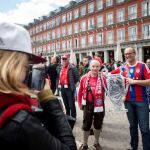 Aficionados del Bayern Múnich se fotografían en la madrileña Plaza Mayor. EFE/Luca Piergiovanni