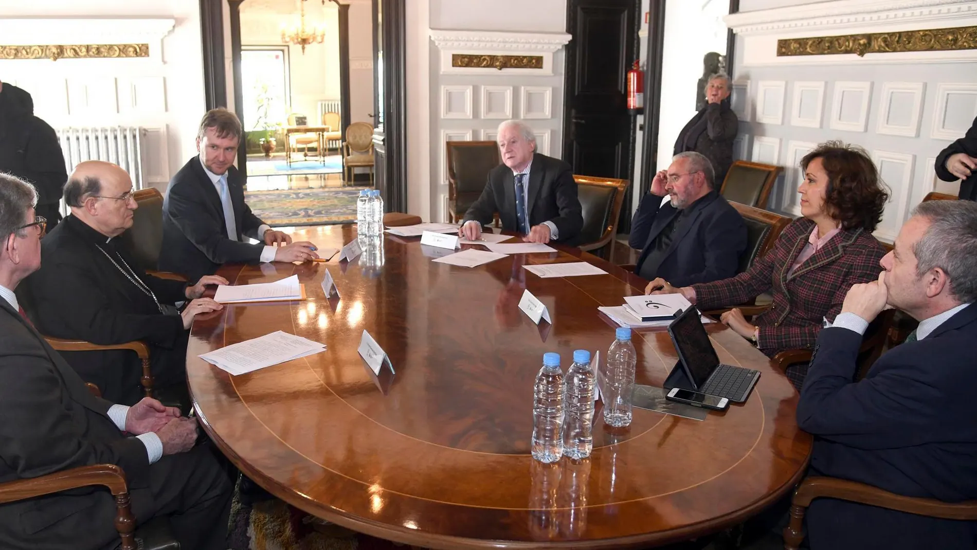 El alcalde de Burgos, Javier Lacalle, se reúne con el presidente de Patrimonio Nacional, Alfredo Pérez de Armiñán, acompañado por Fidel Herráez y Antonio Méndez Pozo, entre otros