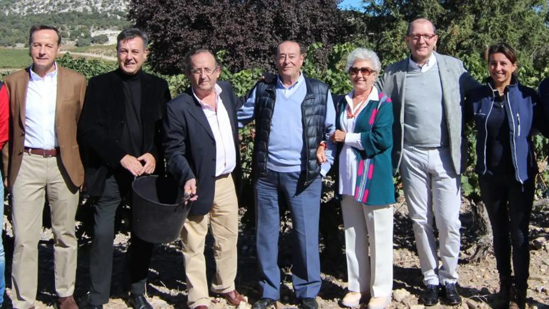 Francisco Somoza es el elegido Padrino de la Vendimia, junto a los propietarios de la bodega, el general Manuel Gorjón, y el periodista Ribagorda