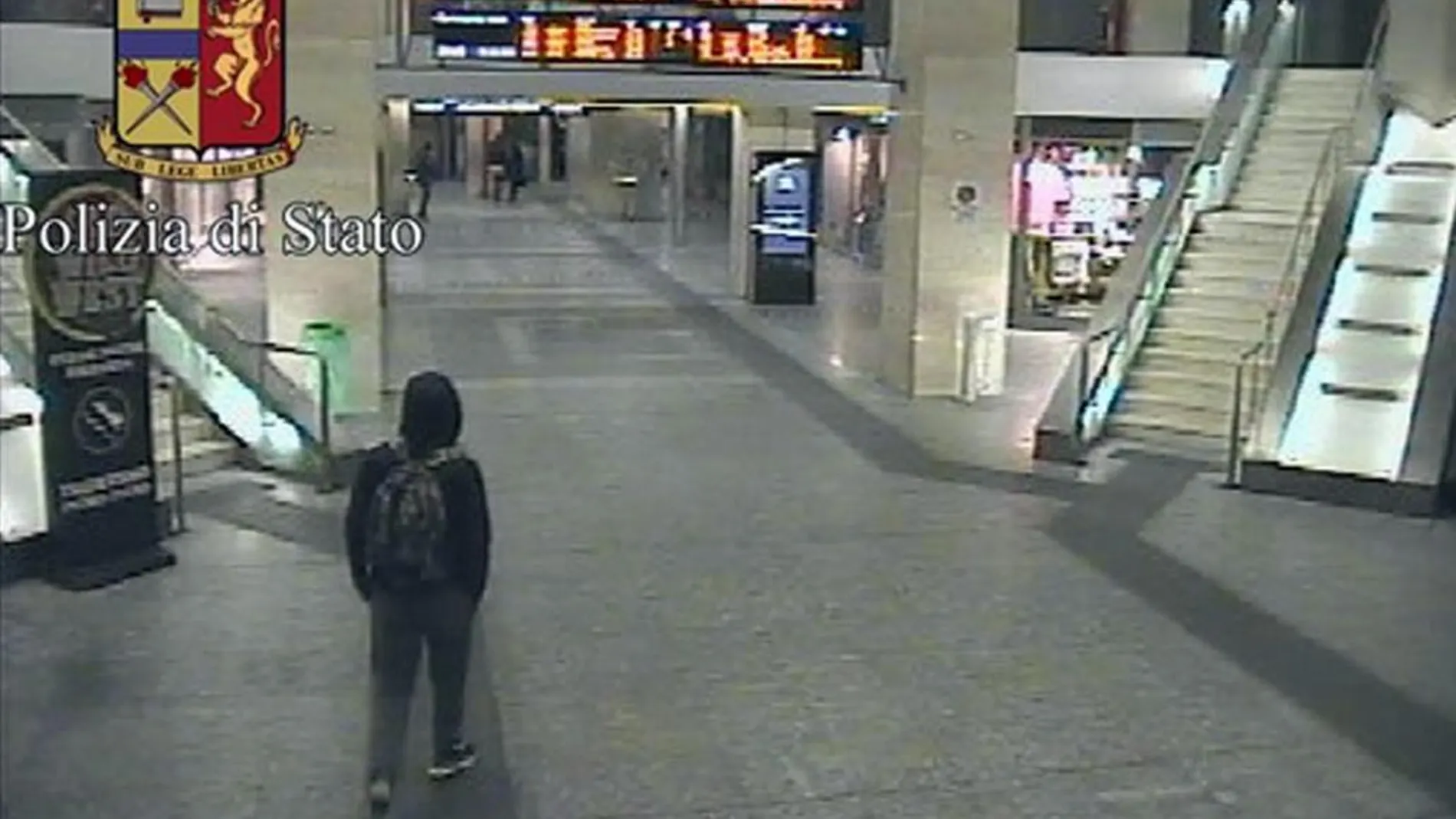 Captura de video facilitada por la policía italiana que muestra a Anis Amri, el tunecino sospechoso de cometer el atentado de Berlín, en la estación central de tren de Turín (Italia) el pasado 23 de diciembre de 2016