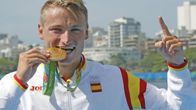 El español Marcus Cooper Walz celebra la medalla de oro en kayak 1000 metros en los Juegos de Río