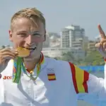 El español Marcus Cooper Walz celebra la medalla de oro en kayak 1000 metros en los Juegos de Río