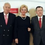 José Manuel García-Margallo (i) posa con la presidenta de la Fundación Bertelsmann, Liz Mohn, y con el consejero delegado del Banco Santander, Alfredo Sáenz, durante su asistencia a la jornada de apertura de la VII Edición del Foro Hispano Alemán, esta tarde en el Casino de Madrid.