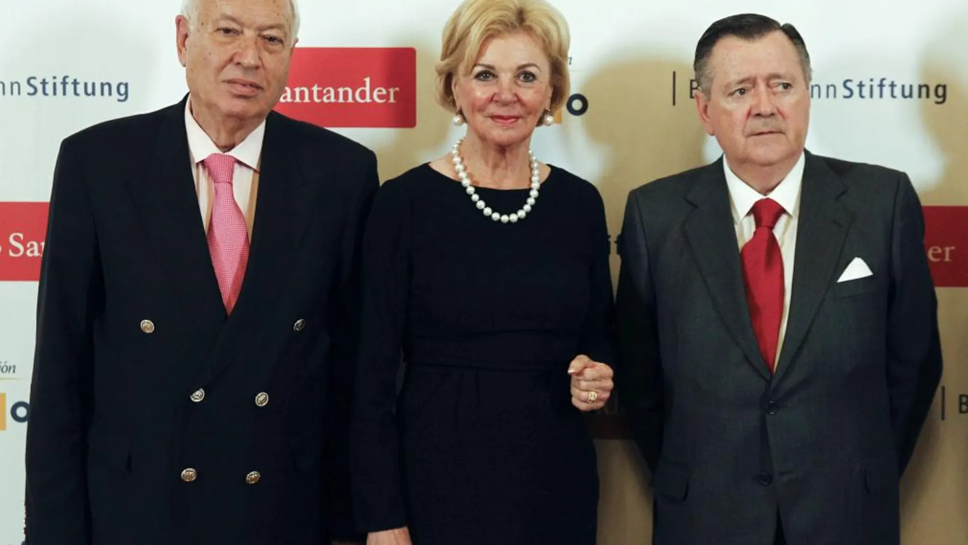 José Manuel García-Margallo (i) posa con la presidenta de la Fundación Bertelsmann, Liz Mohn, y con el consejero delegado del Banco Santander, Alfredo Sáenz, durante su asistencia a la jornada de apertura de la VII Edición del Foro Hispano Alemán, esta tarde en el Casino de Madrid.
