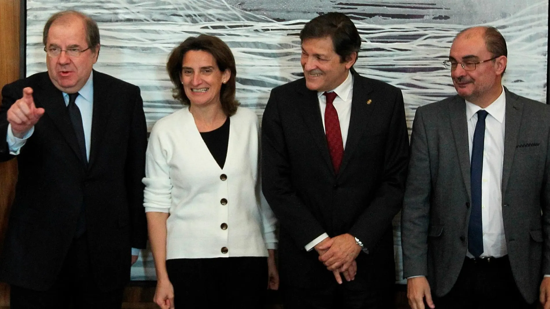 El presidente de Castilla y León, Juan Vicente Herrera, saca una sonrisa a la ministra Teresa Ribera, Javier Lambán y Javier Fernández, antes de inicar la reunión en Madrid