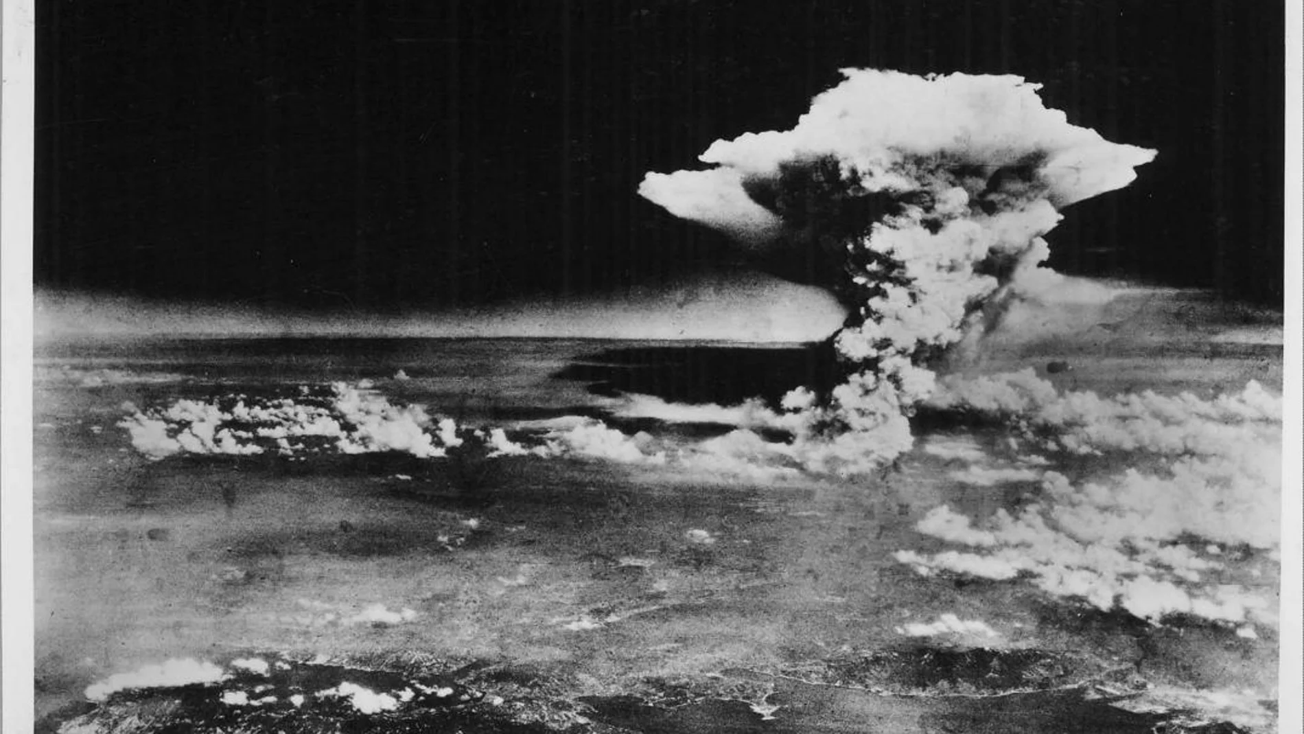 Imagen cedida por el Museo Hiroshima Peace Memorial que muestra la explosión de la bomba atómica sobre Hiroshima / Archivo