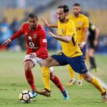 Juanfran controla la pelota ante la presión de un jugador del Al Ahly