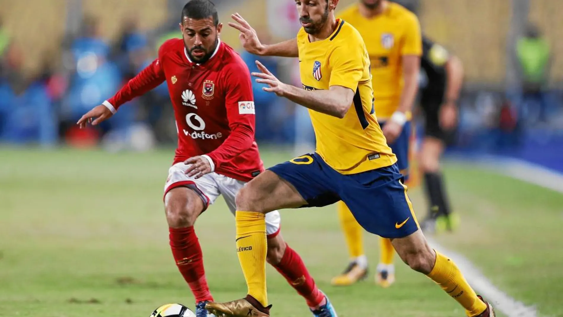 Juanfran controla la pelota ante la presión de un jugador del Al Ahly