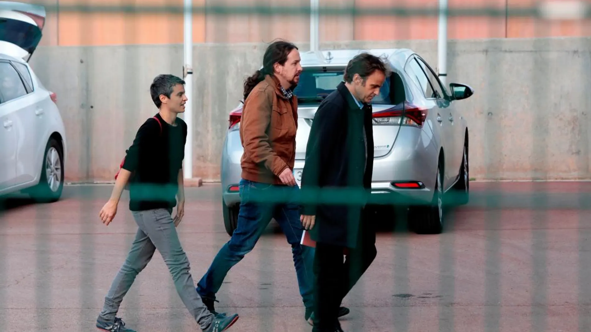 Pablo Iglesias (c), acompañado por la diputada de En Comú Podem en el Congreso, Lucía Martín (i), y el teniente de alcalde en el Ayuntamiento de Barcelona, Jaume Asens (d), a su llegada a la prisión de Lledoners/Foto: Efe