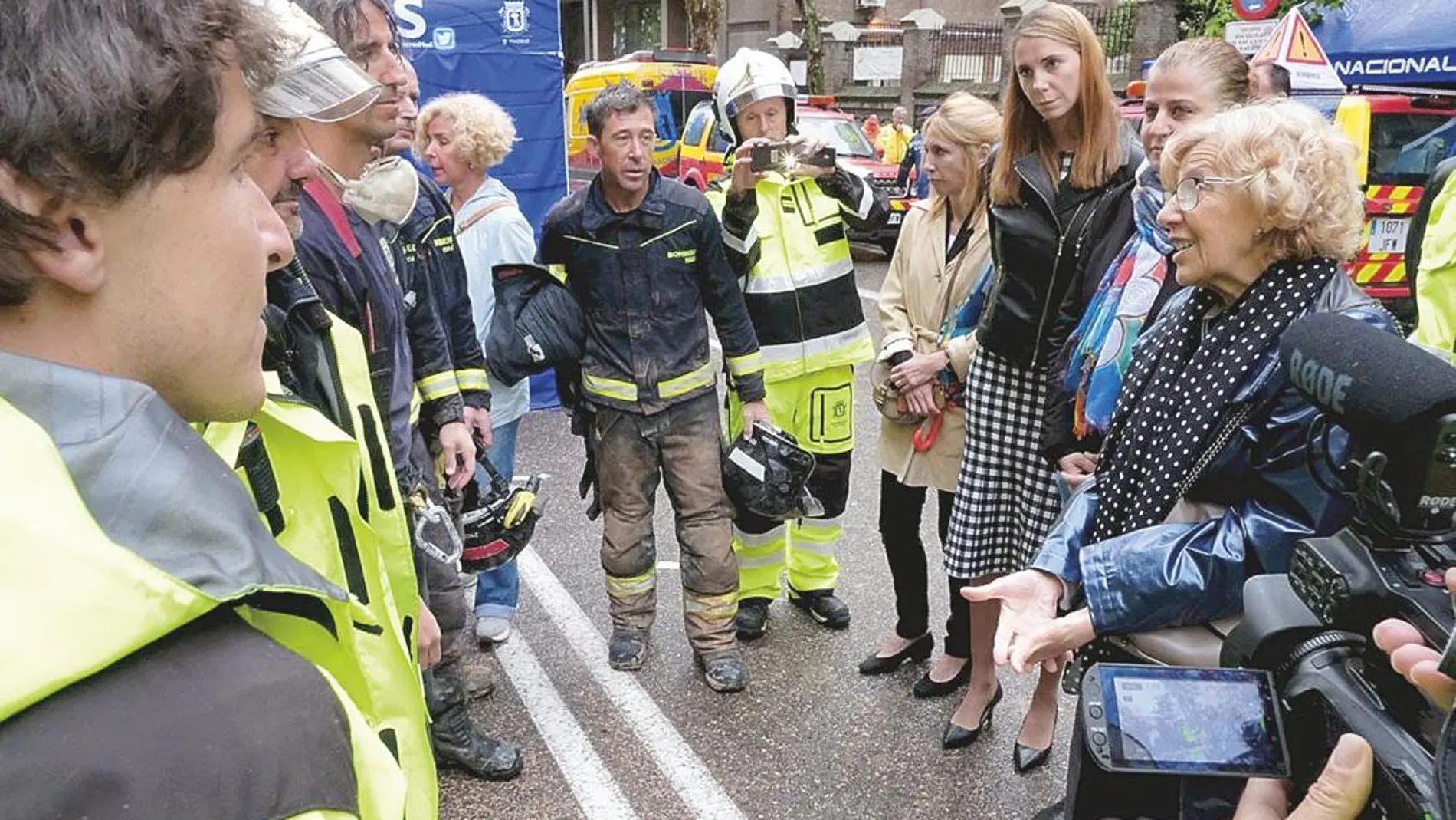 La alcaldesa agradeció ayer, tras ser hallado el cuerpo del segundo desaparecido en el derrumbe de Chamberí, la enorme e importante labor de los bomberos en los trabajos de desescombro del edificio, clave en la prevención de mayores pérdidas