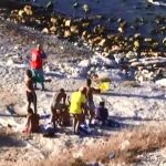 Los inmigrantes tras llegar a la playa