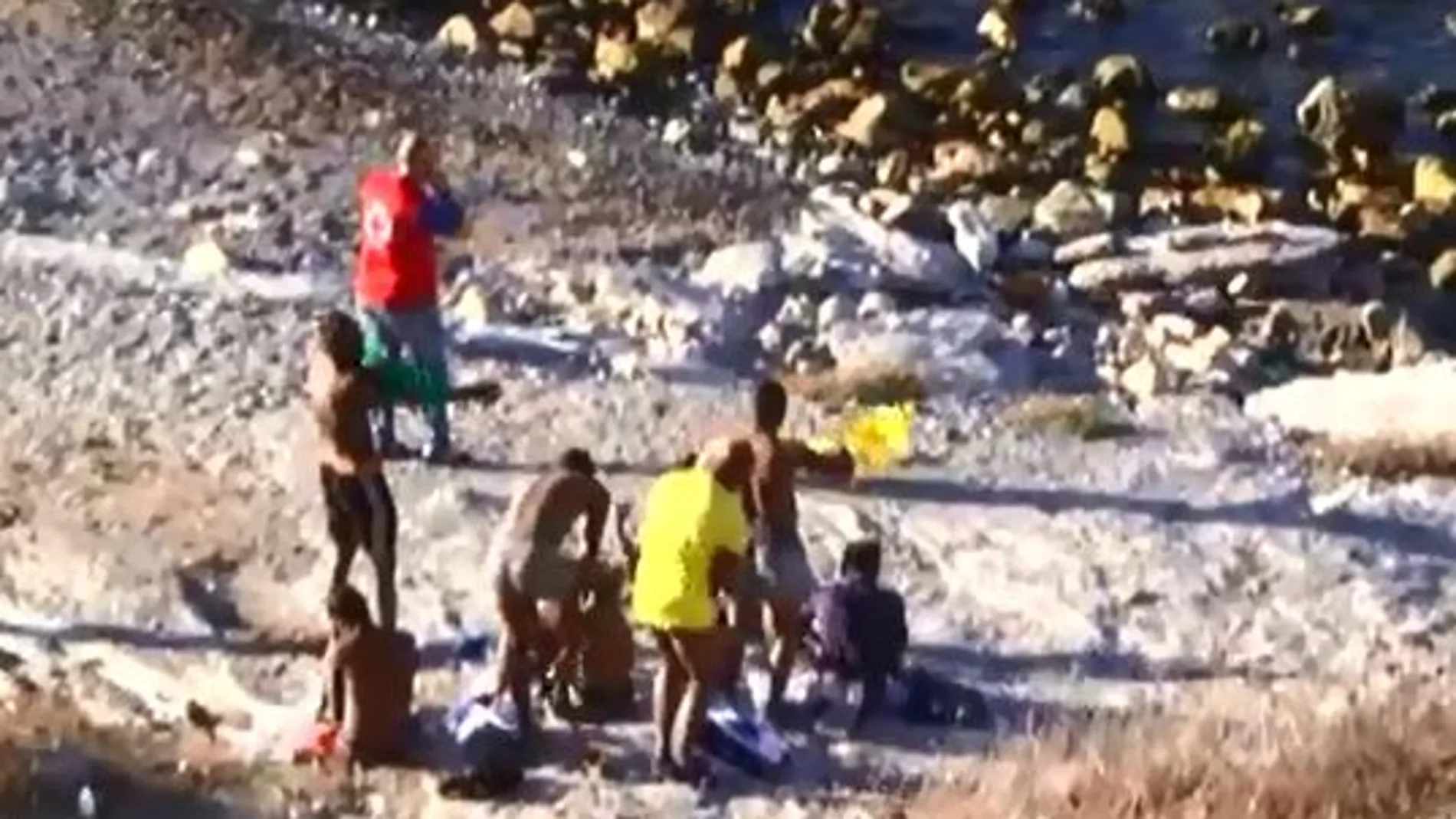 Los inmigrantes tras llegar a la playa