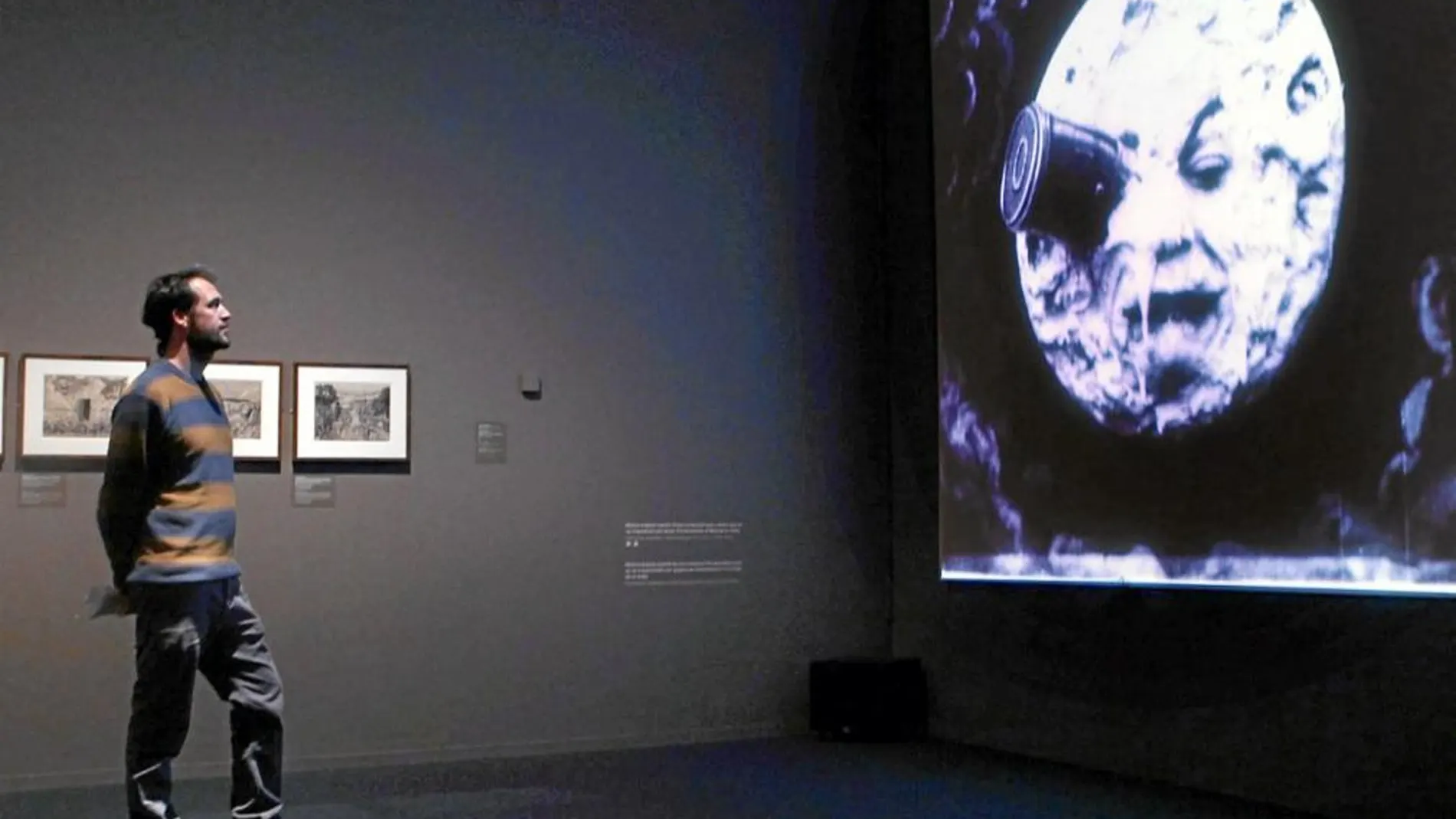 Un visitante de la muestra contempla una escena del clásico «Viaje a la luna»