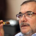 El máximo líder de las FARC, Timoleón Jiménez, "Timochenko", fuma un tabaco cubano mientras está pendiente, el domingo 3 de octubre del 2016, de los resultados de la consulta popular sobre el acuerdo de paz en Colombia, en La Habana (Cuba)
