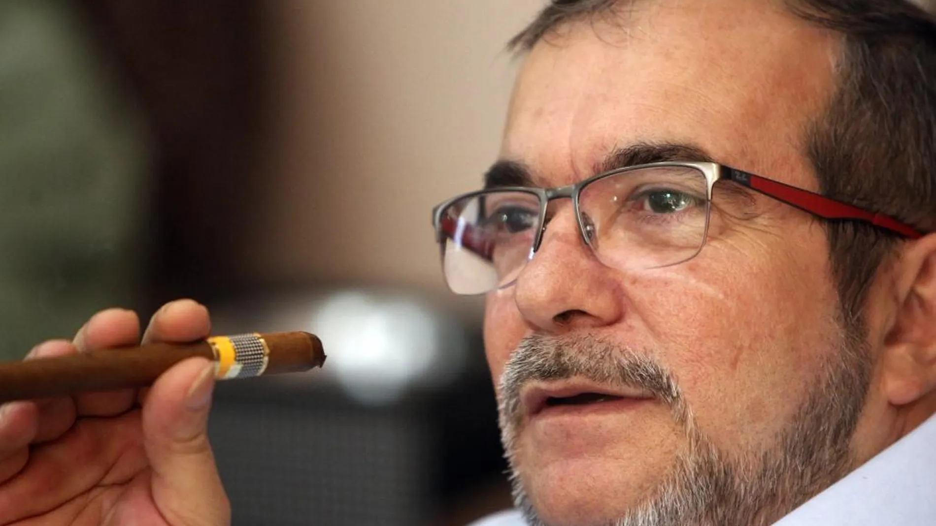 El máximo líder de las FARC, Timoleón Jiménez, "Timochenko", fuma un tabaco cubano mientras está pendiente, el domingo 3 de octubre del 2016, de los resultados de la consulta popular sobre el acuerdo de paz en Colombia, en La Habana (Cuba)