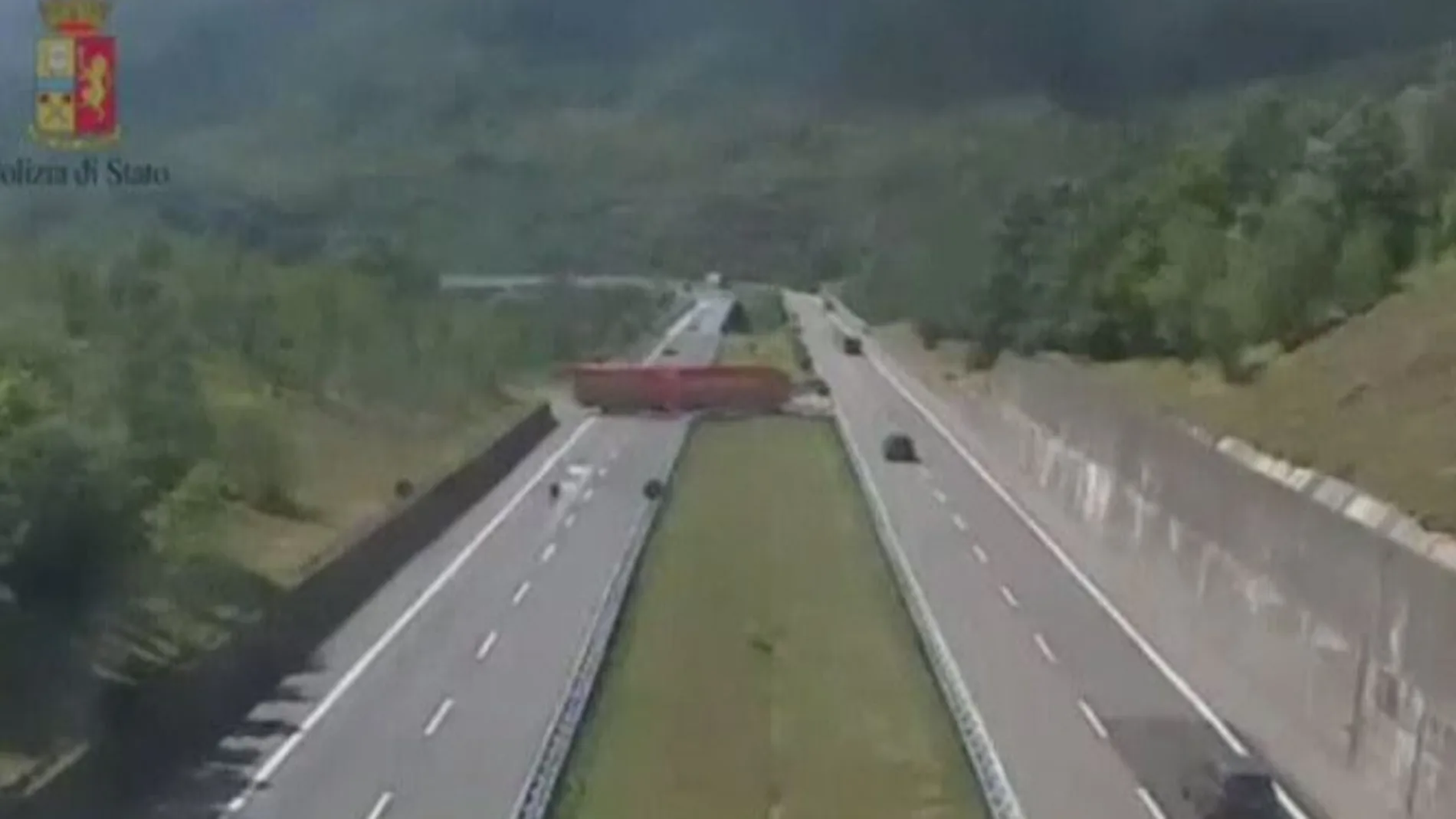 El camión cambió de sentido atravesando la autopista por un carril de emergencias