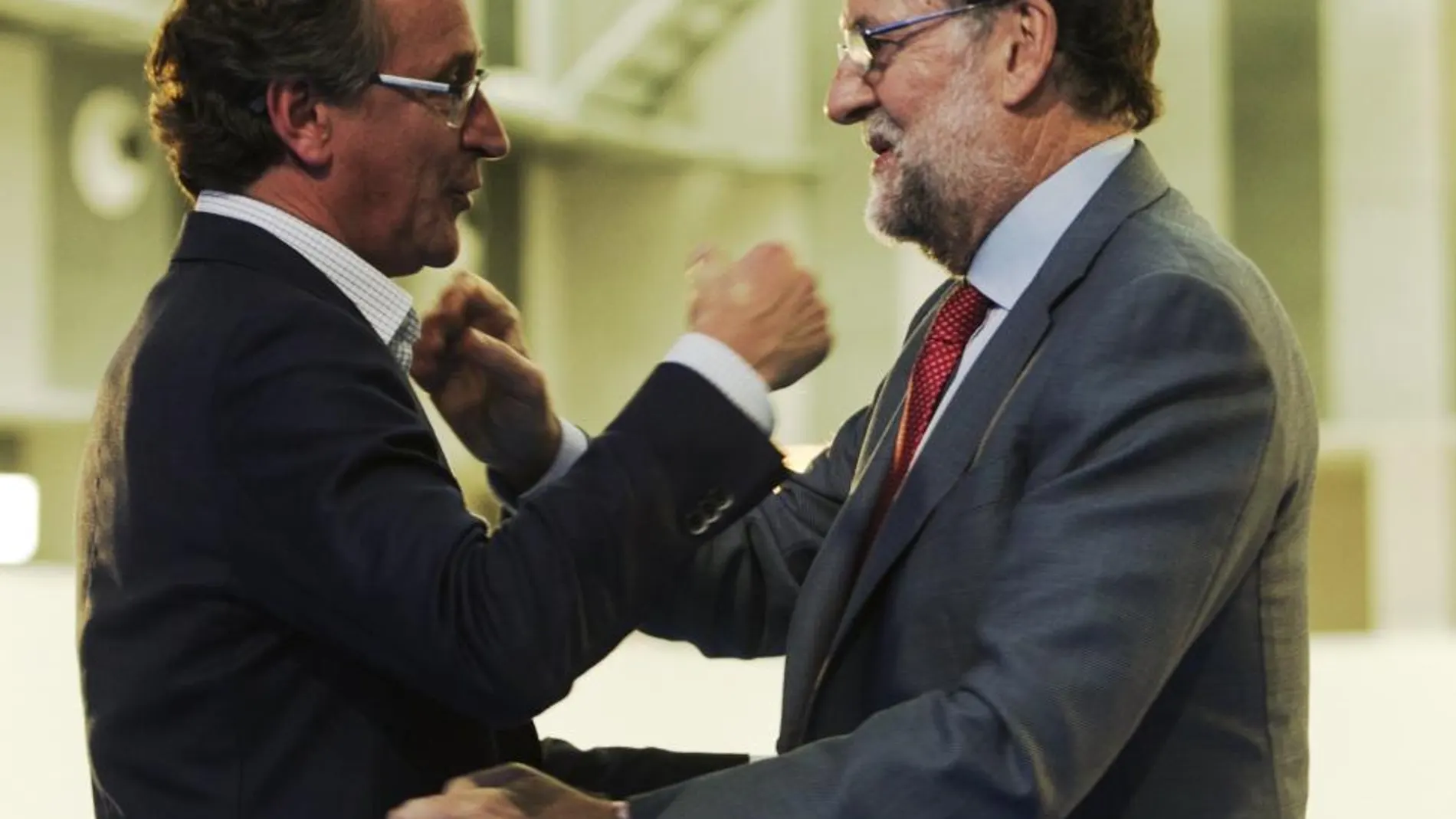 Mariano Rajoy junto al candidato del PP a lehendakari, Alfonso Alonso, al inicio del mitin electoral que este partido ha celebrado hoy en Vitoria