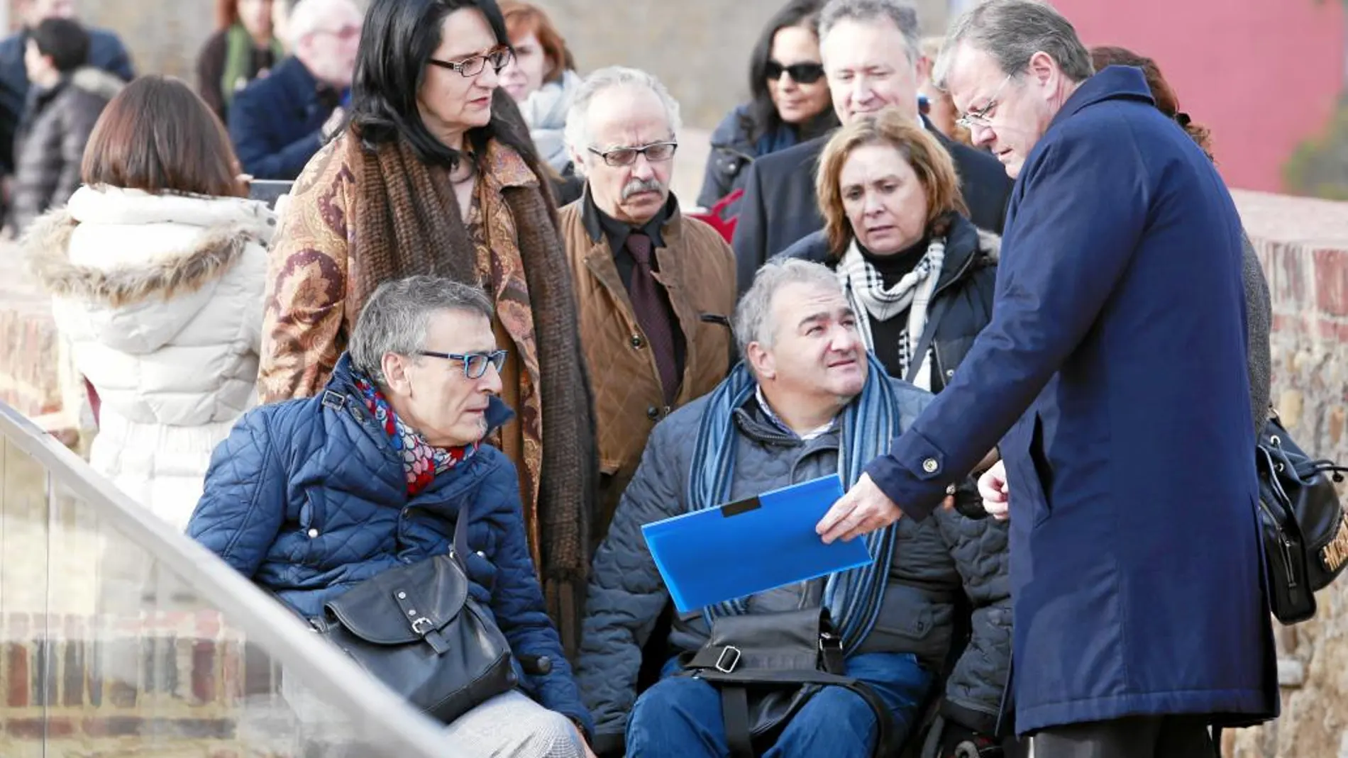 El alcalde de León, Antonio Silván y el presidente de Aspaym Castilla y León, José Manuel González, visitan la muralla.