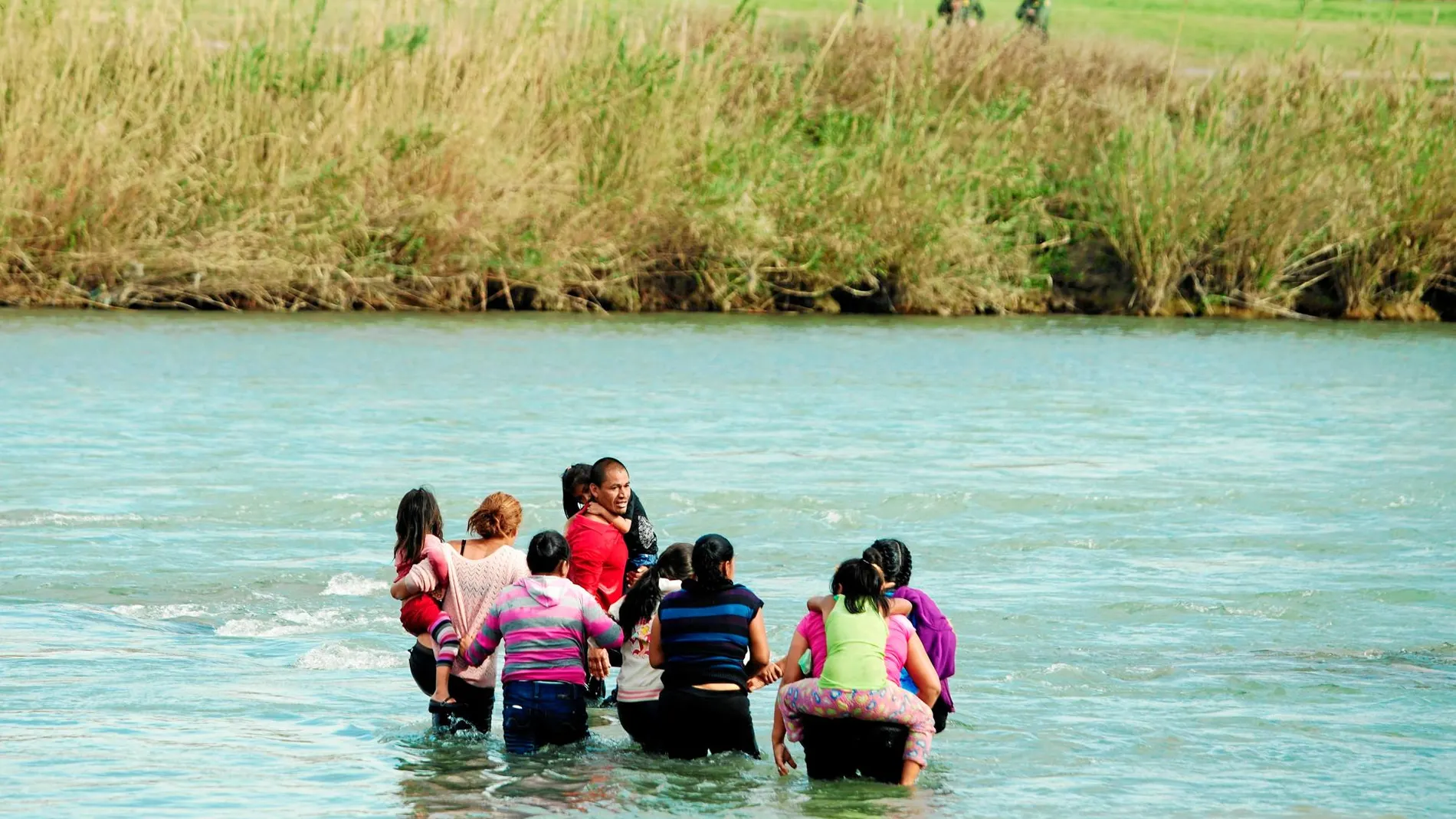 Una familia de migrantes trata de cruzar el Río Bravo hacia Estados Unidos, ayer