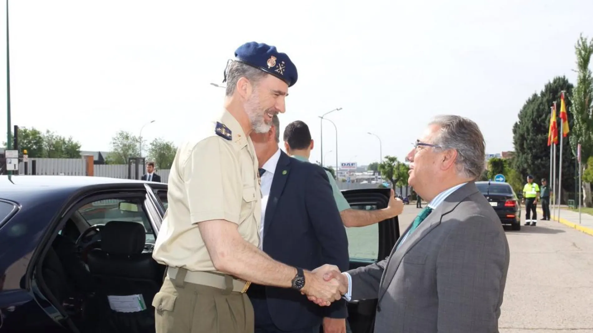 El Rey saluda al ministro del Interior, Juan Ignacio Zoido, durante su visita al Colegio de Guardias Jóvenes «Duque de Ahumada» / Jesús G. feria