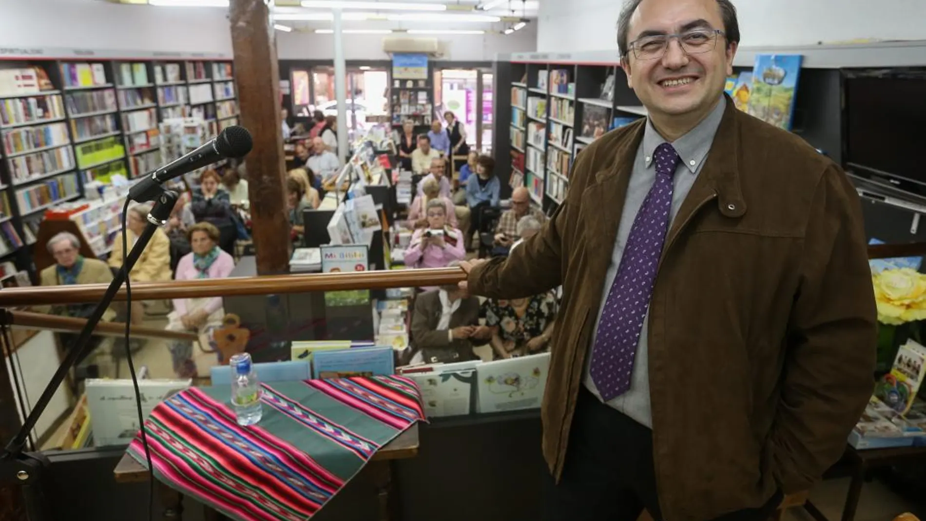Vidal Arranz durante la conferencia ofrecida en la Librería Paulinas de Valladolid / Dos Santos