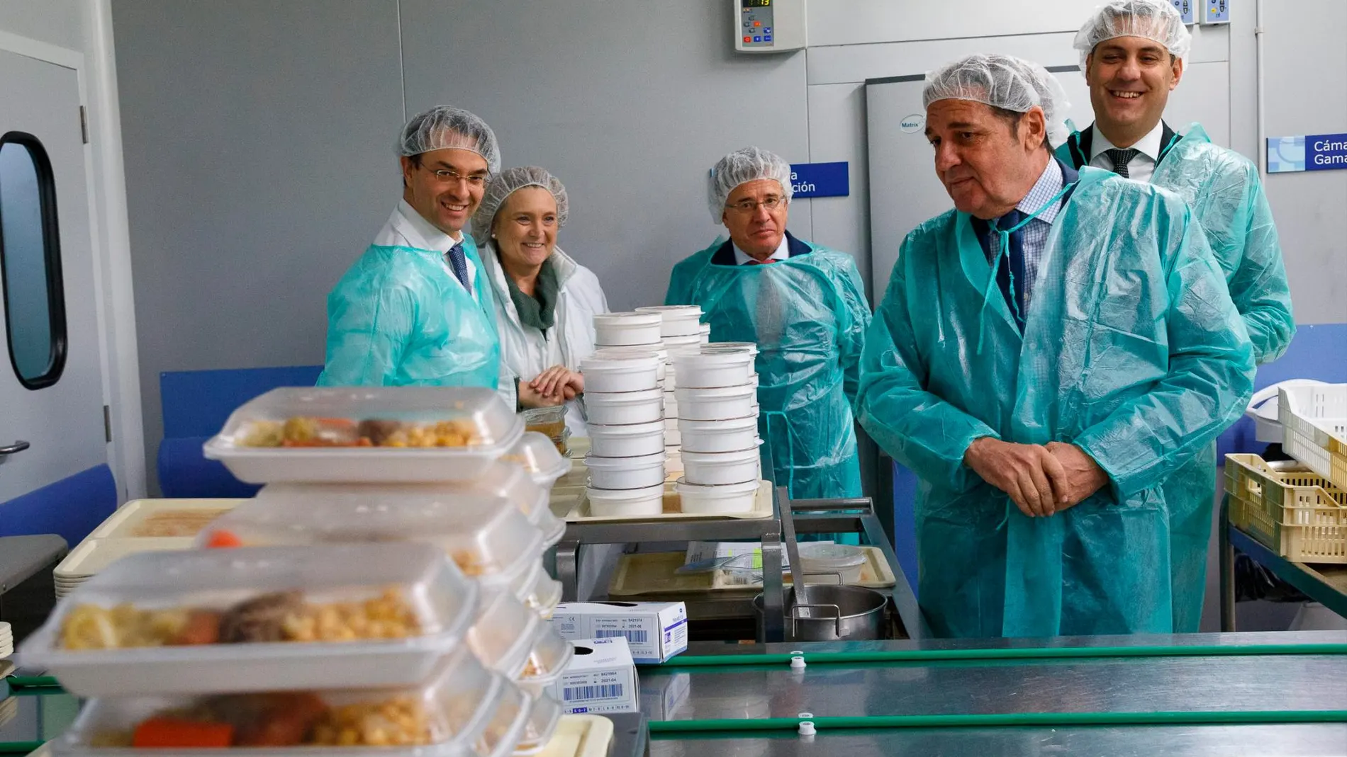 El consejero de Sanidad, Antonio María Sáez Aguado, visita la cocina de línea fría del Complejo Asistencial de Zamora, en su décimo aniversario