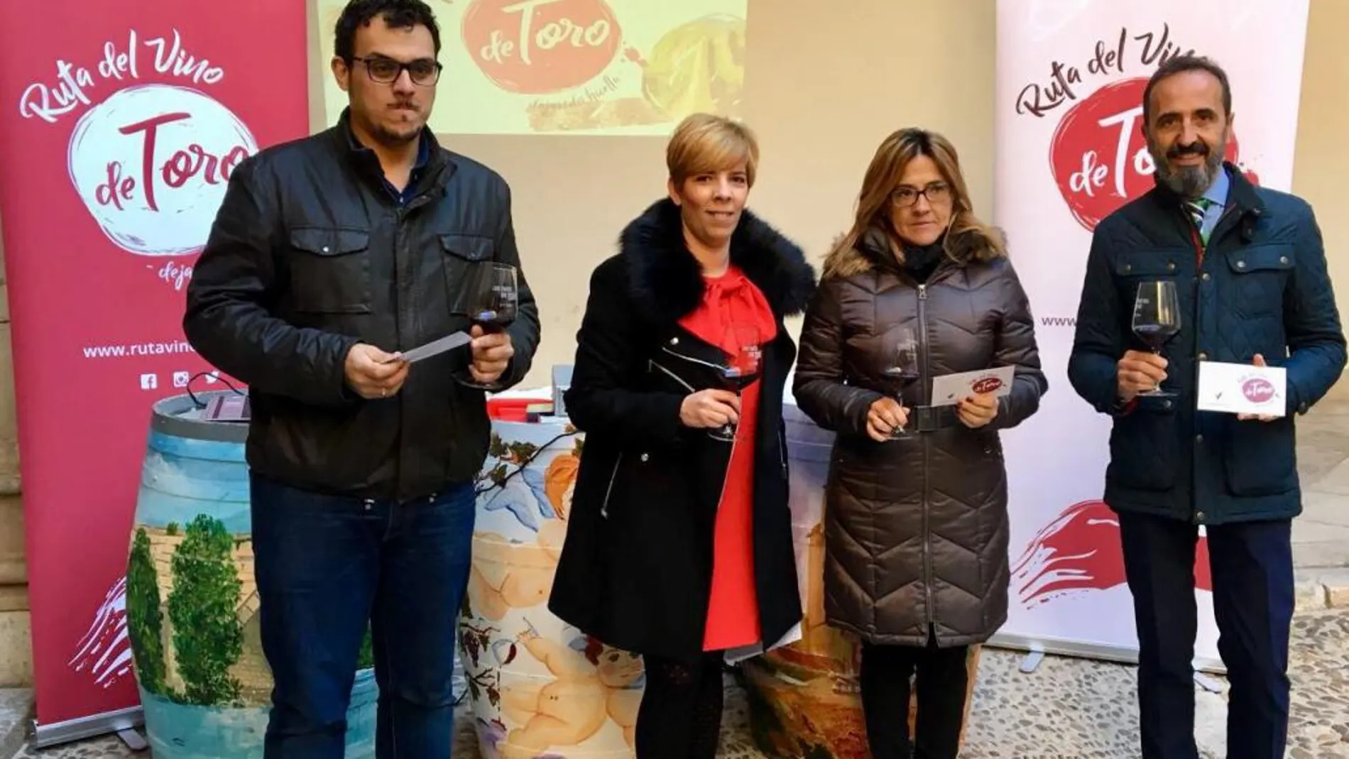 La presidenta de la Diputación, Mayte Martín Pozo, junto a Tomás del Bien, Beatriz Fernández Pujo y José Luis Prieto dan a conocer las posibilidades de ocio y cultura de los pueblos de Zamora a través de la Ruta de Toro