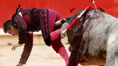 El torero leonés Javier Castaño es corneado durante la cuarta corrida de abono de la Feria del Toro celebrada esta tarde en la plaza de toros de Pamplona. EFE/Villar López