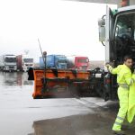 Camiones aparcados por la nieve