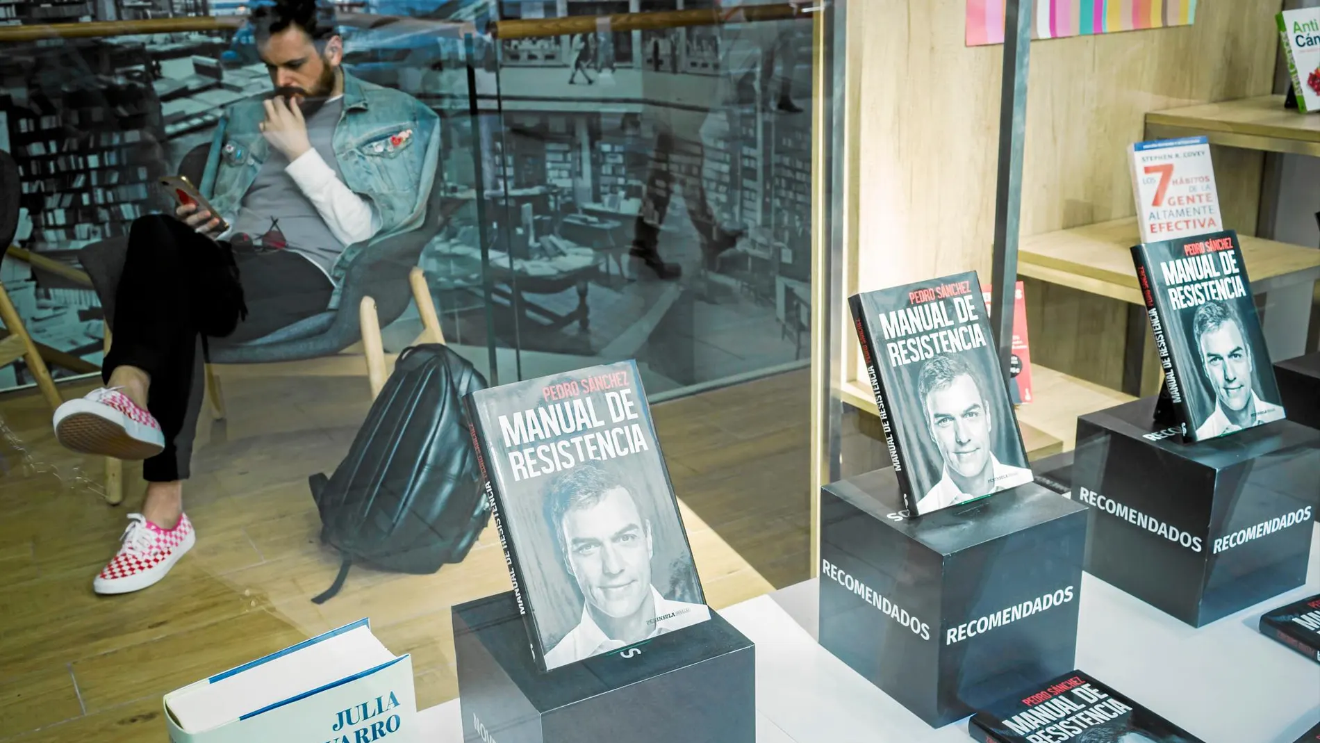 El libro de Pedro Sánchez, «Manual de Resistencia», fue puesto a la venta ayer y será presentado mañana / Foto: Alberto R. Roldán