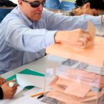 Antonio Acosta es el primer ciudadano sordociego de España al que le ha tocado presidir una mesa electoral