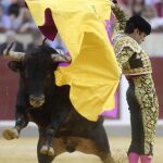 José Tomás torea con el capote a su segundo toro durante la tercera corrida de la Feria de la Virgen de San Lorenzo de Valladolid