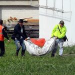 Autoridades transportan los cuerpos del avión accidentado de Lamia.