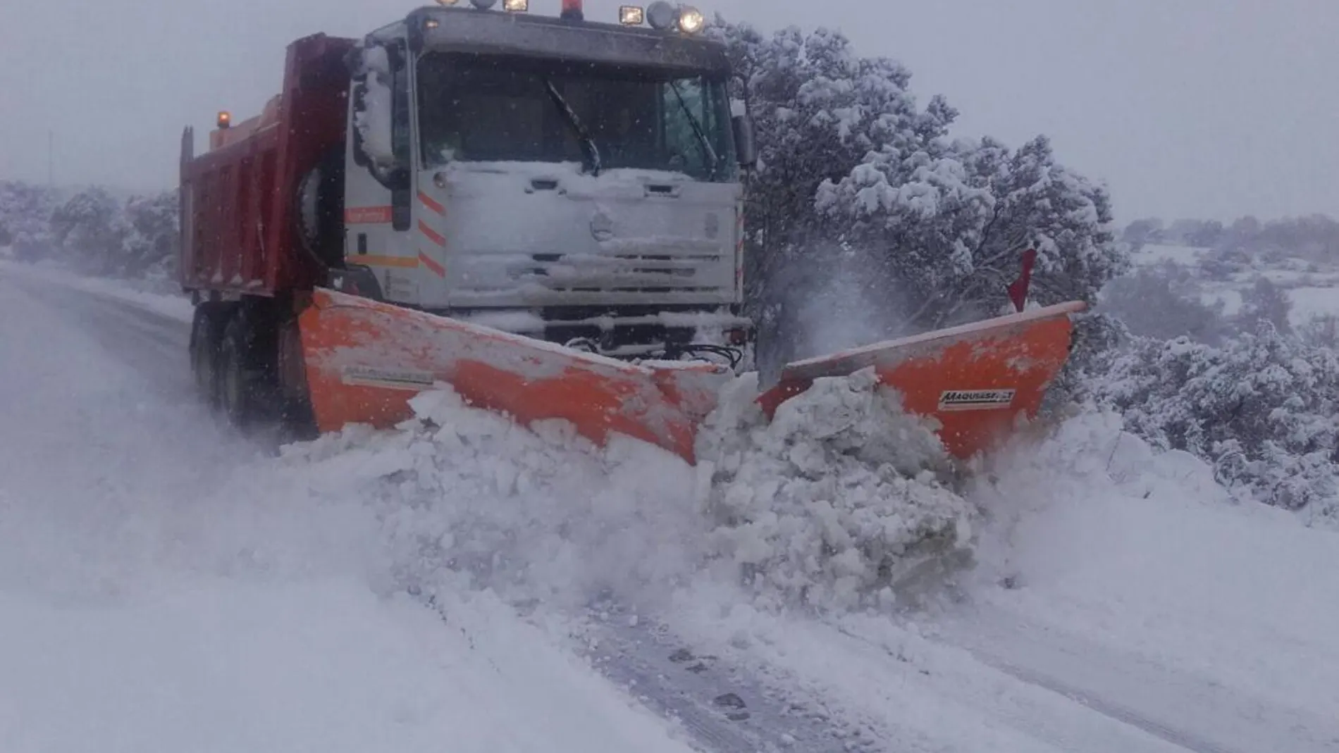 Quitanieves trabajando en la provincia de Segovia para despejar una carretera totalmente cubierta por la nieve